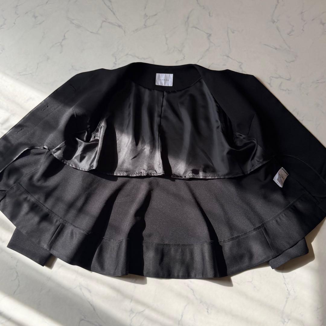 【極美品】trois トロワ ペプラム ノーカラージャケット ストレッチ 黒