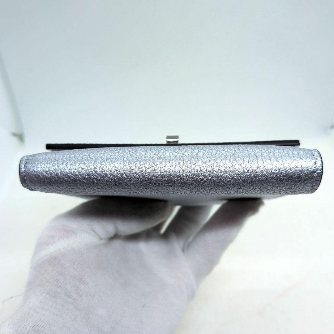 【極美品 希少色 保存袋付き】フェンディ　ピーカブー　折り財布　シルバー　シボ革