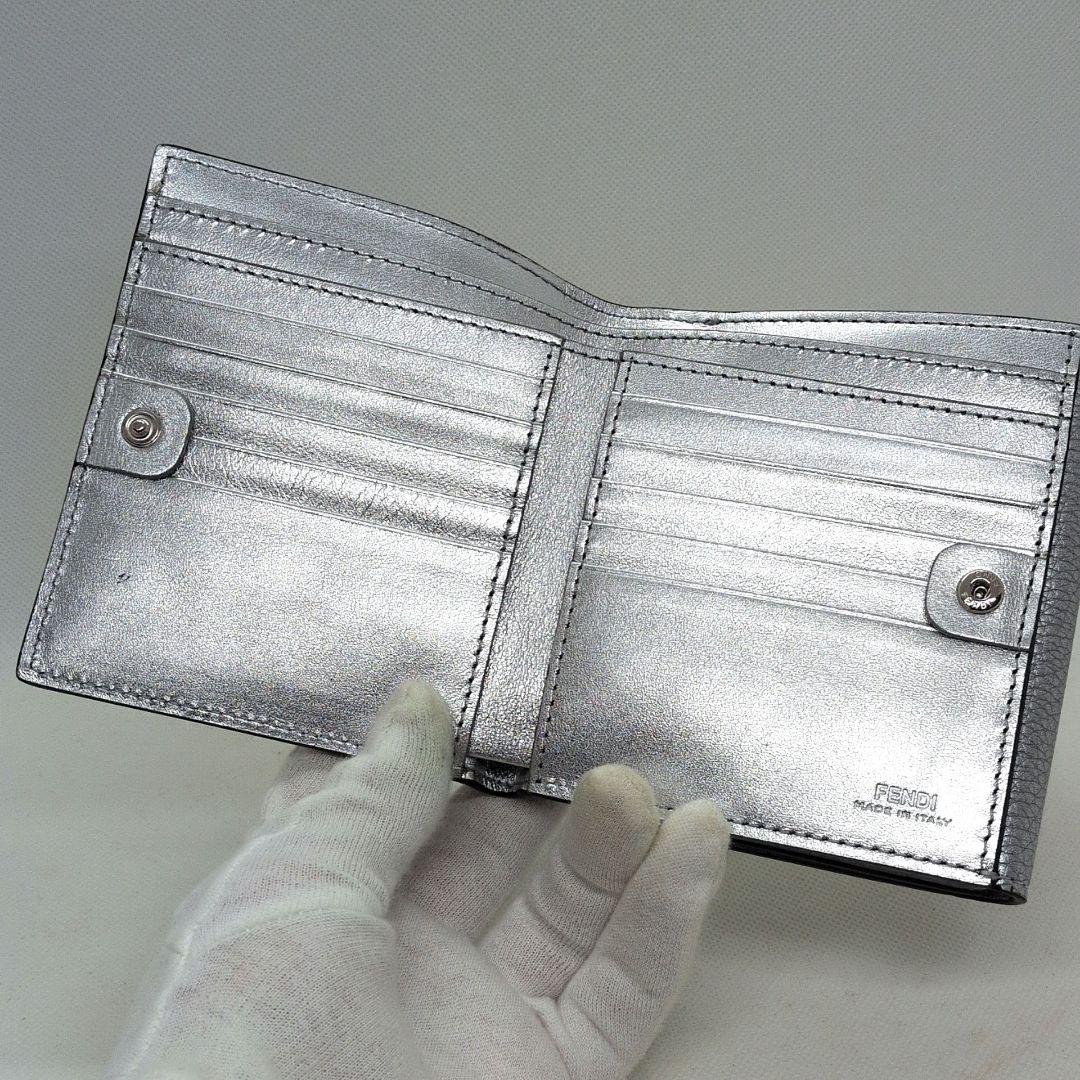 【極美品 希少色 保存袋付き】フェンディ　ピーカブー　折り財布　シルバー　シボ革
