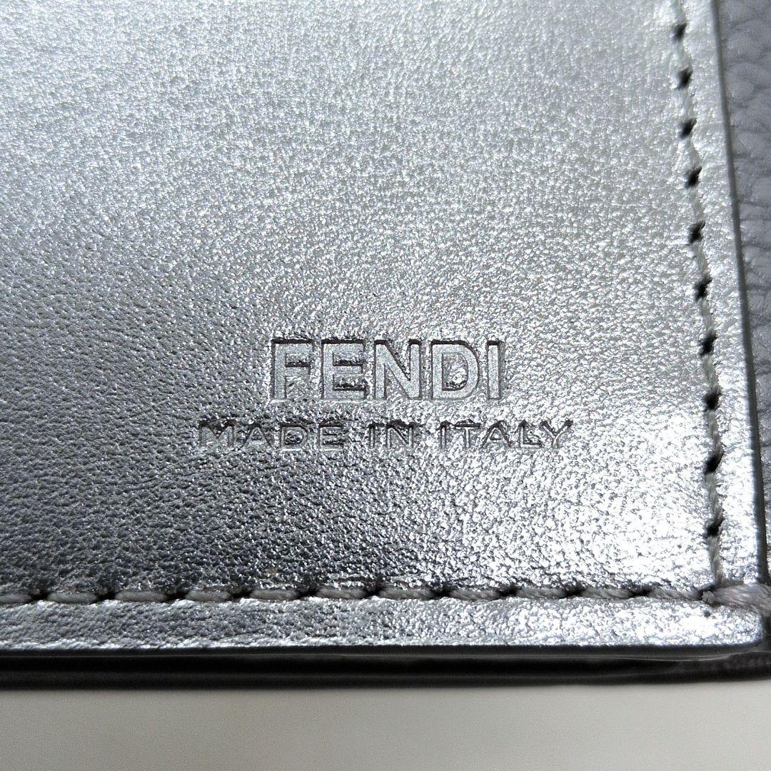 【極美品 希少色 保存袋付き】フェンディ　ピーカブー　折り財布　シルバー　シボ革