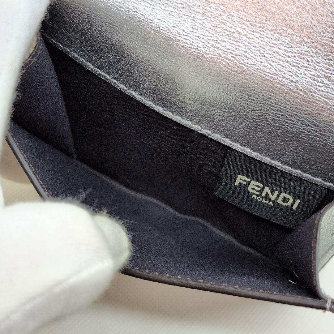 【極美品 希少色 保存袋付き】フェンディ　ピーカブー　折り財布　シルバー　シボ革