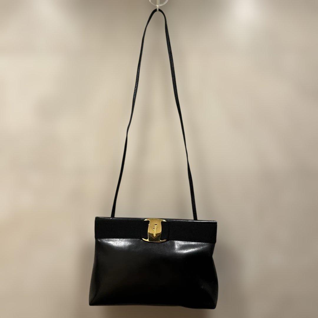 ブラックレザー クラッチバッグ ゴールド金具　 フェラガモ