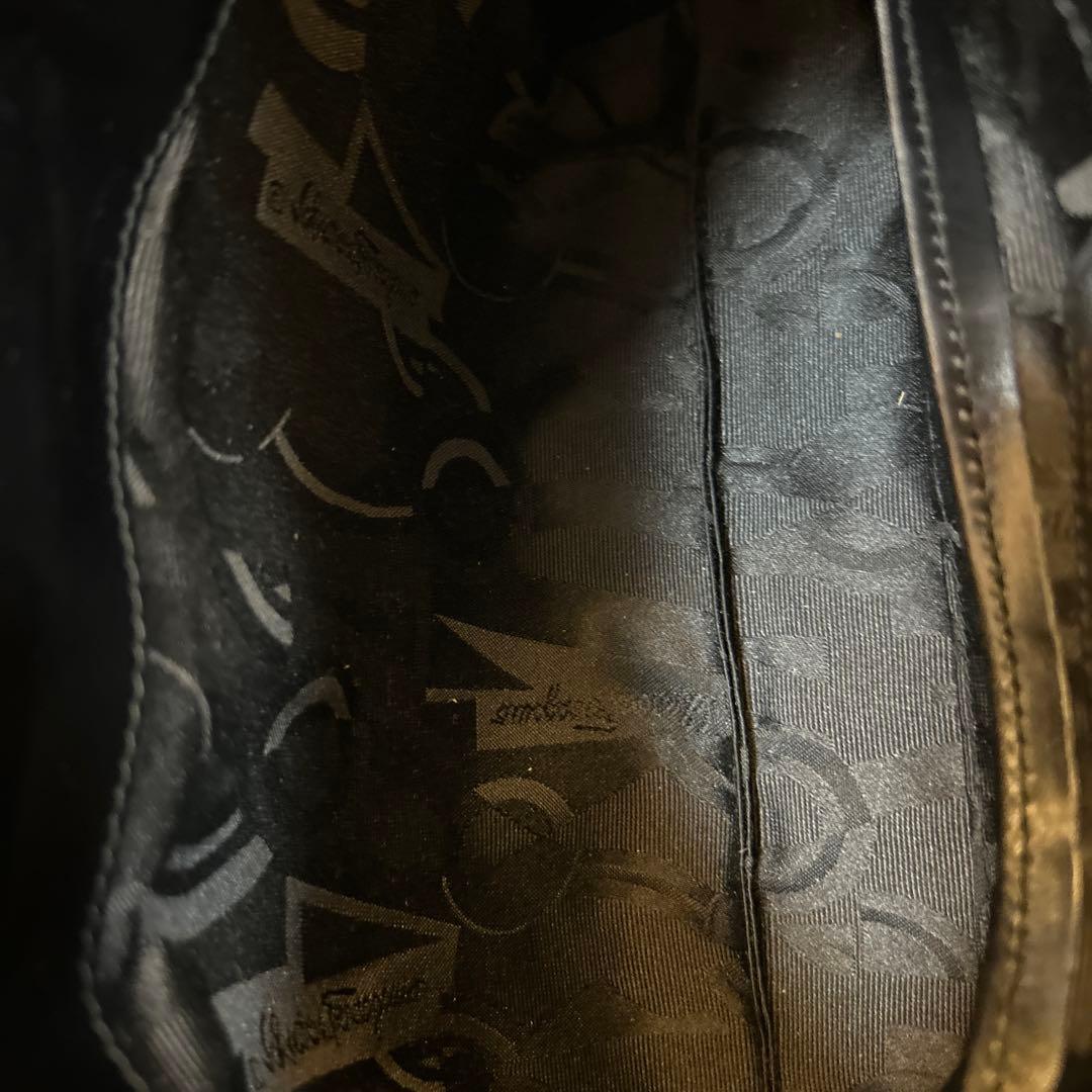 ブラックレザー クラッチバッグ ゴールド金具　 フェラガモ