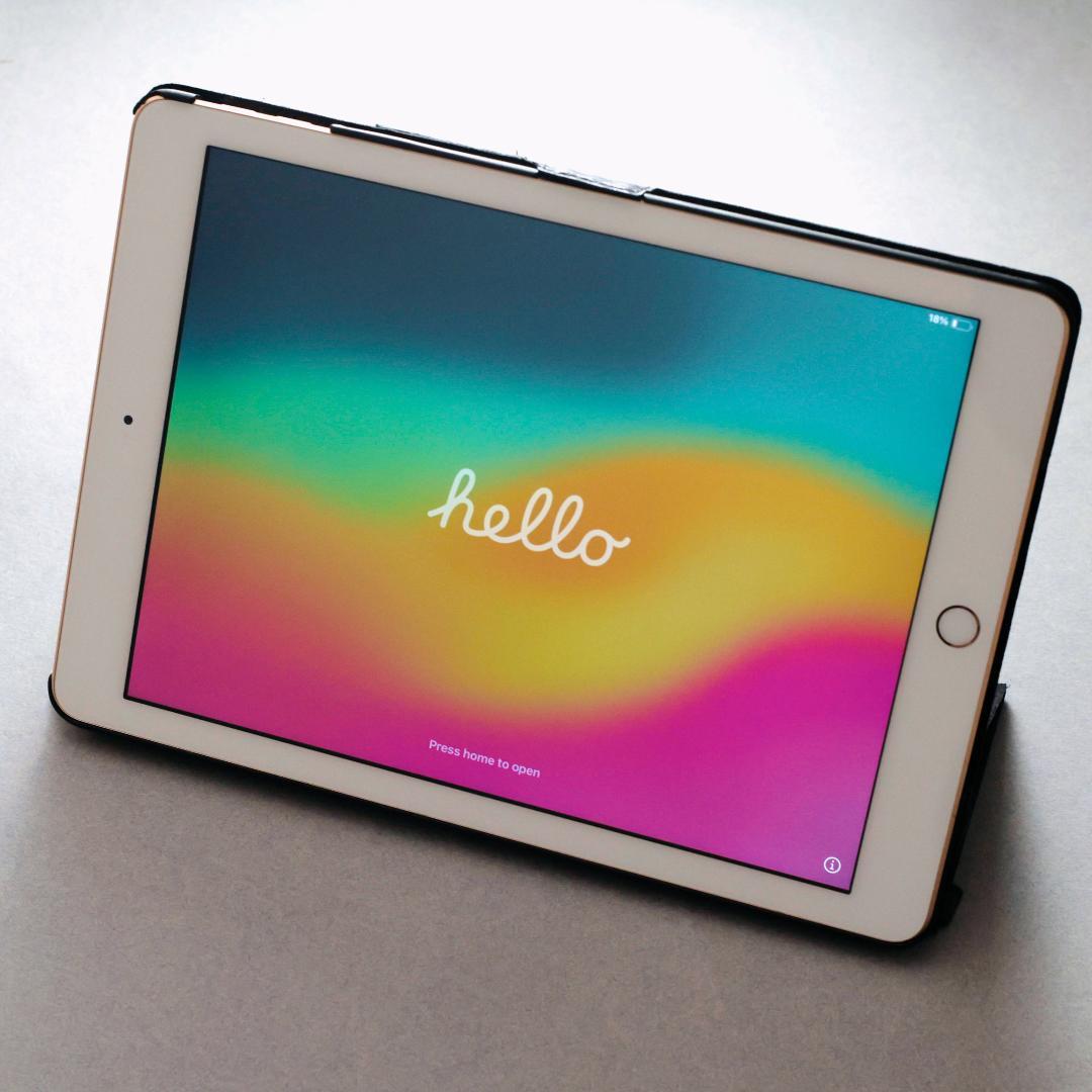 iPad 9.7 第6世代 Wi-Fi 32GB ゴールド スタンドケース付き