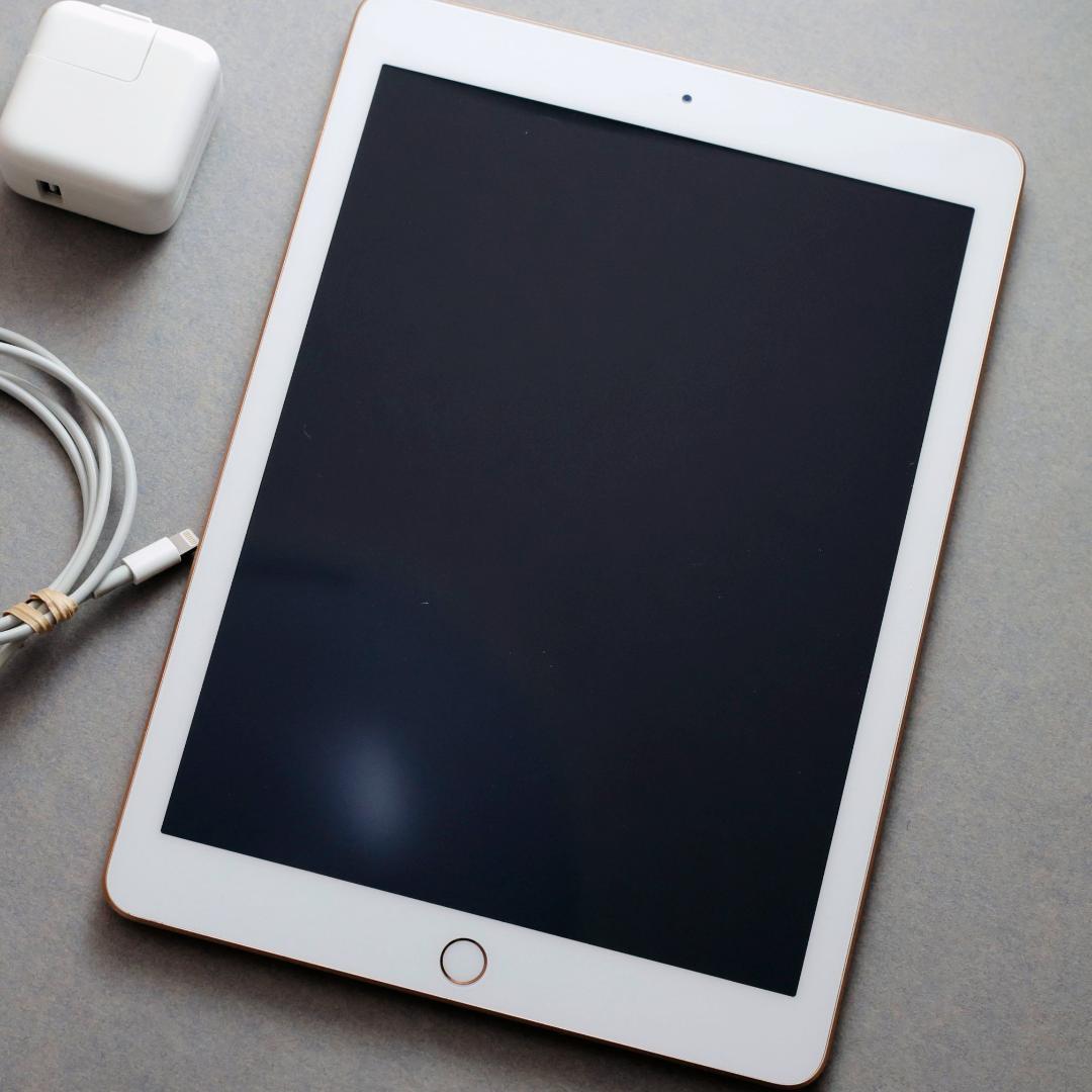 iPad 9.7 第6世代 Wi-Fi 32GB ゴールド スタンドケース付き