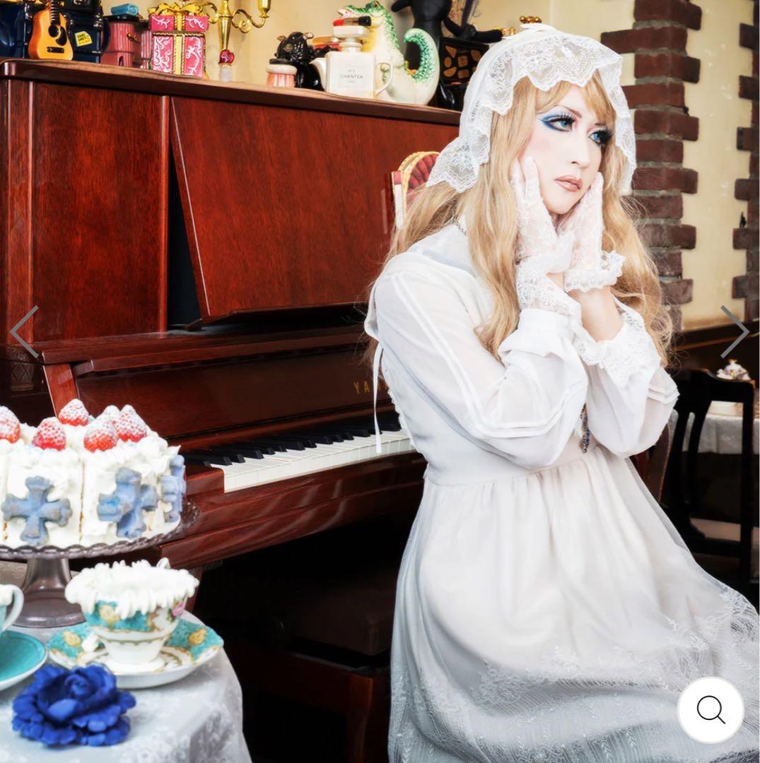 Moi-même-Moitié 燭台エンブレムボンネット