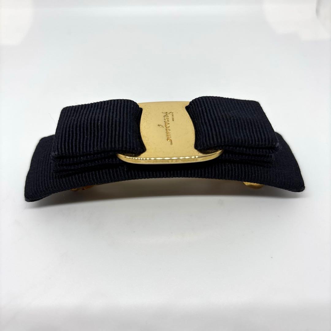 【美品】【フェラガモ】バレッタ ヴァラ リボン ネイビー×ゴールドカラー