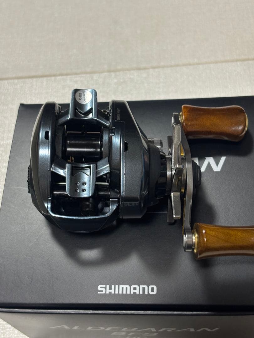 シマノ 22アルデバランBFS HG アベイルスプール付 ハンドルウッドノブ付