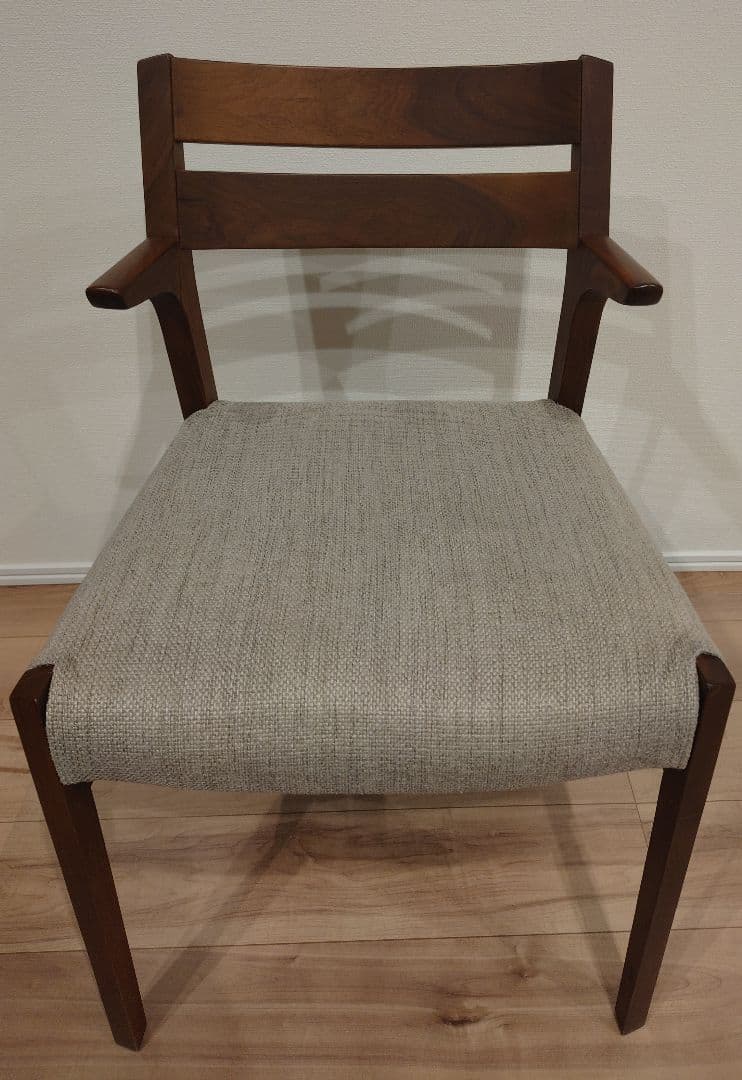 ダイニングチェア（半肘付き）「シネマ」ウォールナット材/PVC ブラック色　一脚