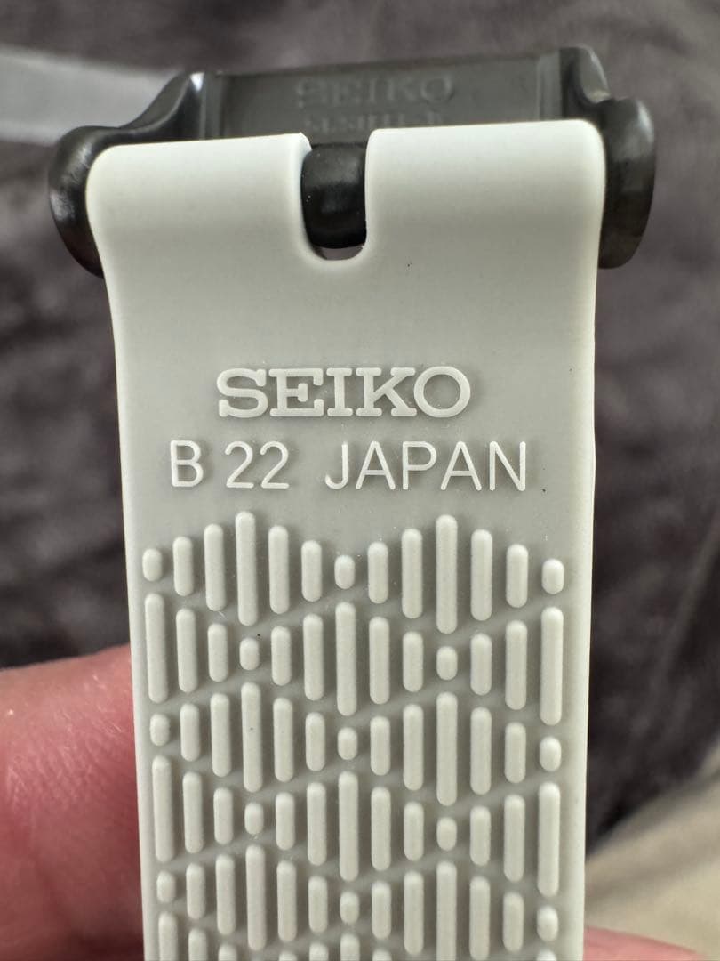 R*e様 SEIKO 純正ライトグレーシリコンラバーベルト取付幅22mmほぼ未使