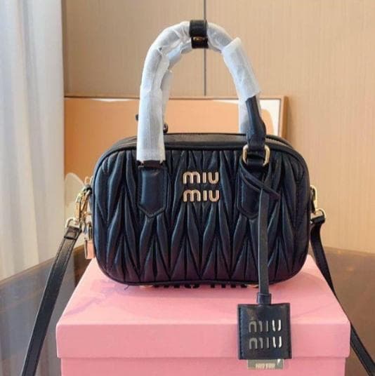 MIUMIU ブラック ショルダーバッグ