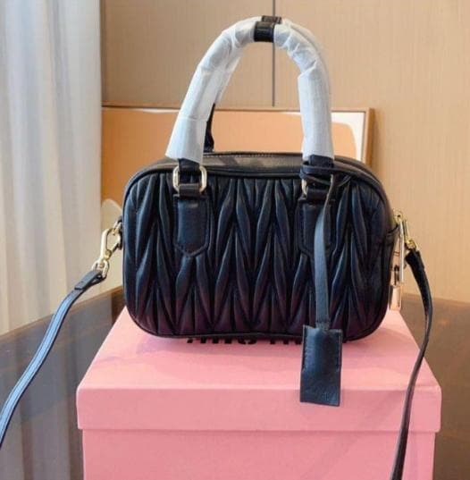 MIUMIU ブラック ショルダーバッグ