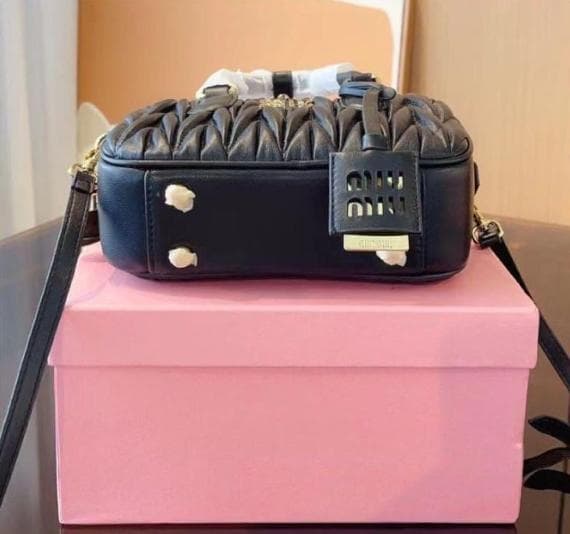 MIUMIU ブラック ショルダーバッグ