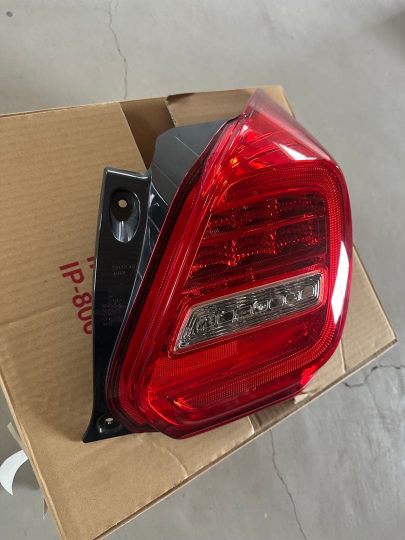 スイフト　左右テールライト