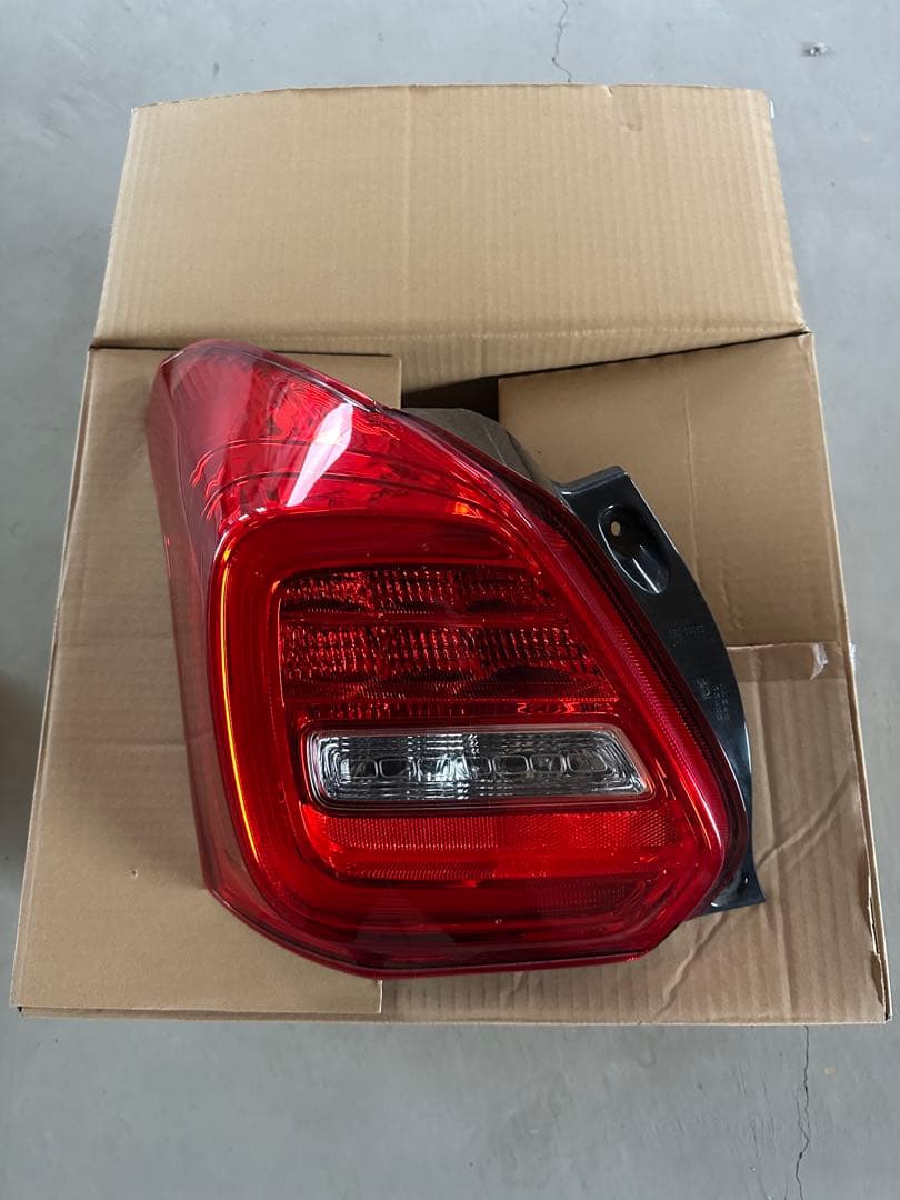 スイフト　左右テールライト