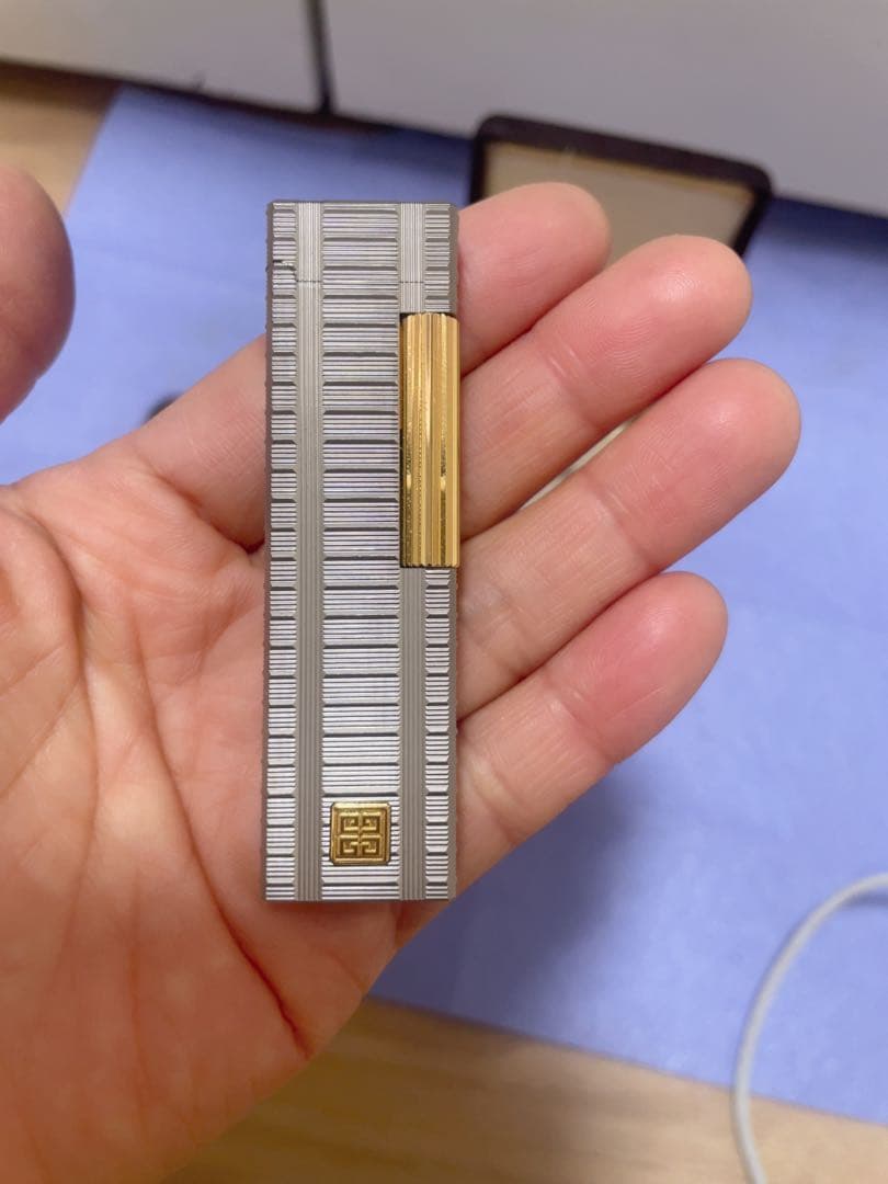 GIVENCHYのストライプデザインのブラウンとゴールドのガスライター9000