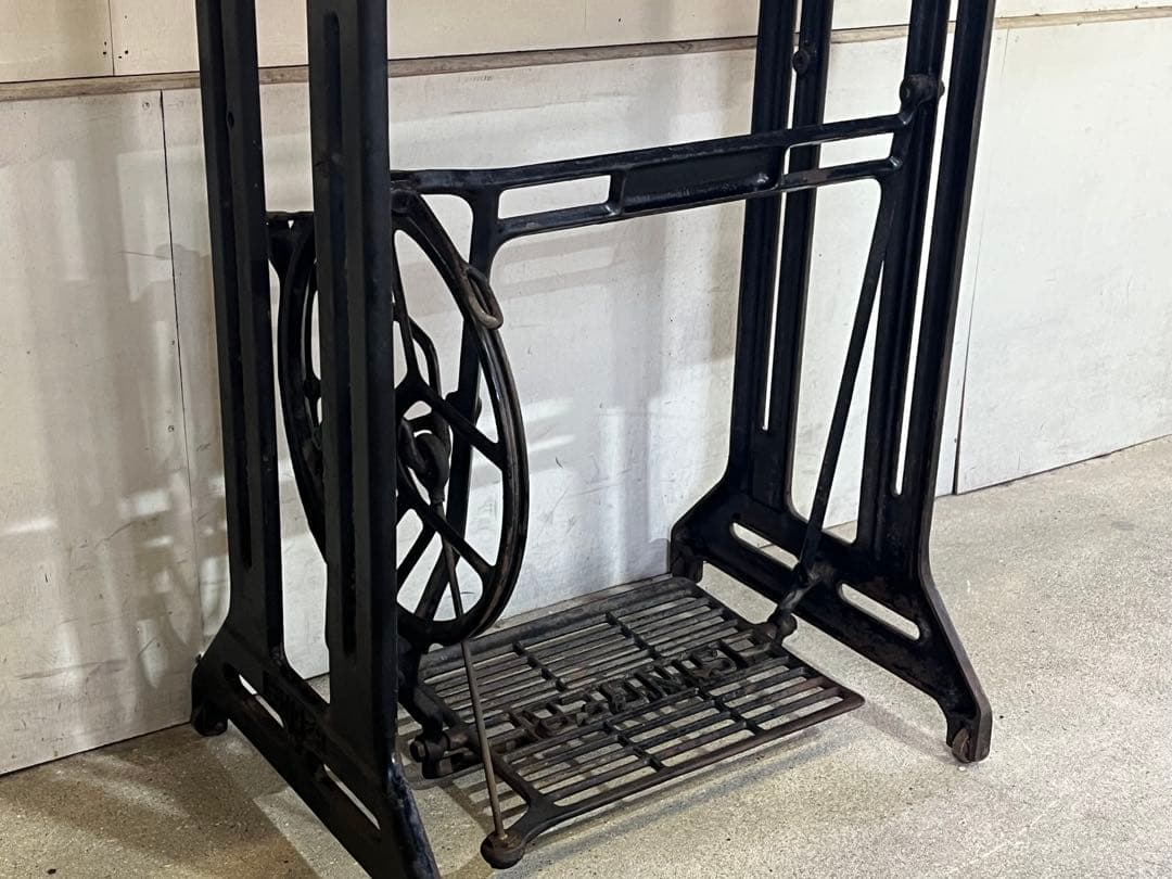 ド*ー様 USA SINGER 鉄脚 古材天板テーブル 作業台 シンガーミシン