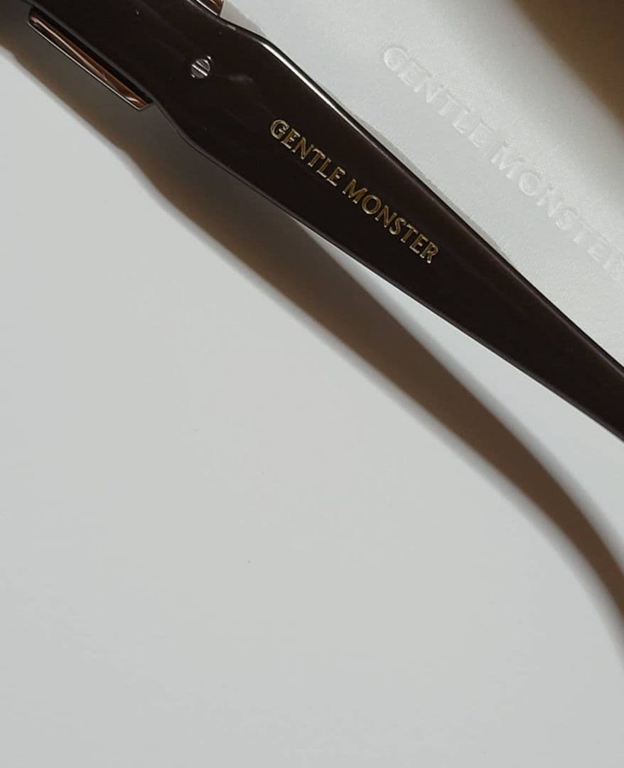 ◆GENTLE MONSTER◆ロゴ付き　サングラス　RUVY VAN　ケース付