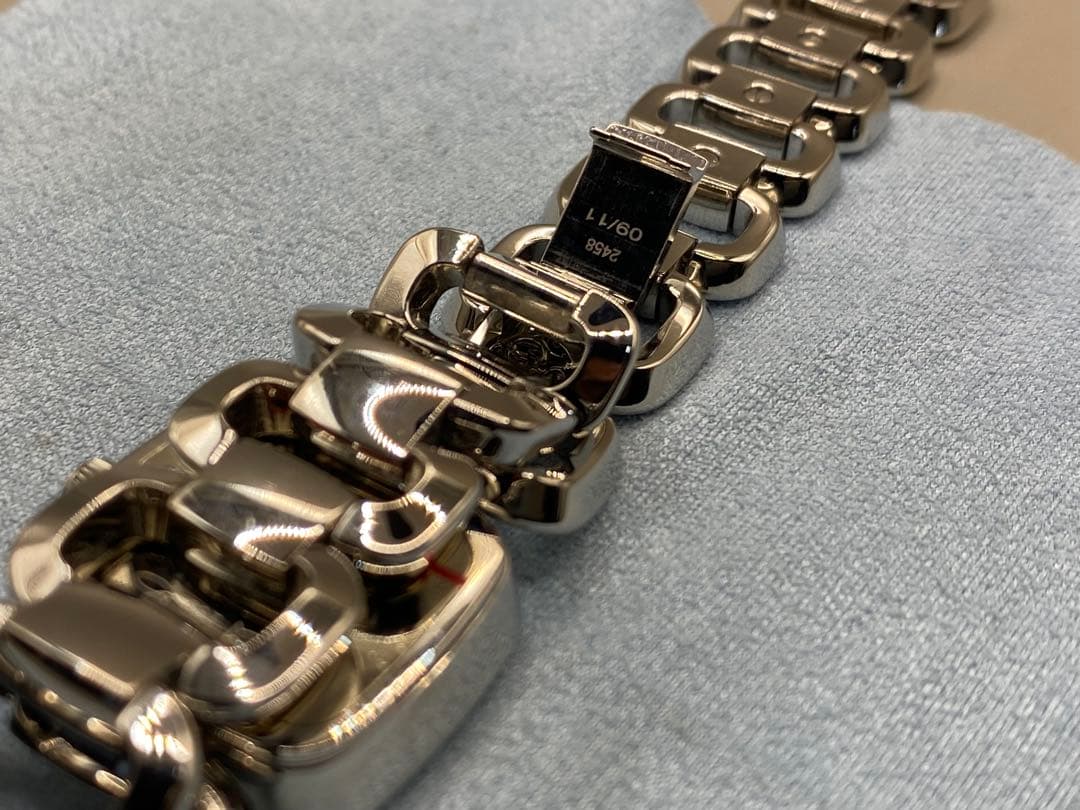 [美品]GUCCI シルバー スクエアフェイス腕時計125.5 YA125502