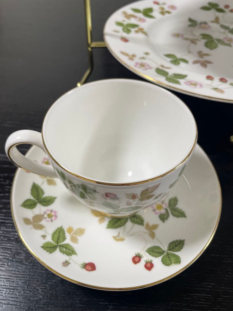 ウェッジウッド ワイルドストロベリーカップソーサープレート＆3段ケーキスタンド付