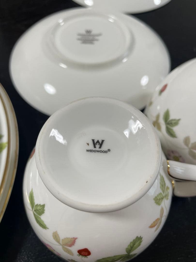 ウェッジウッド ワイルドストロベリーカップソーサープレート＆3段ケーキスタンド付