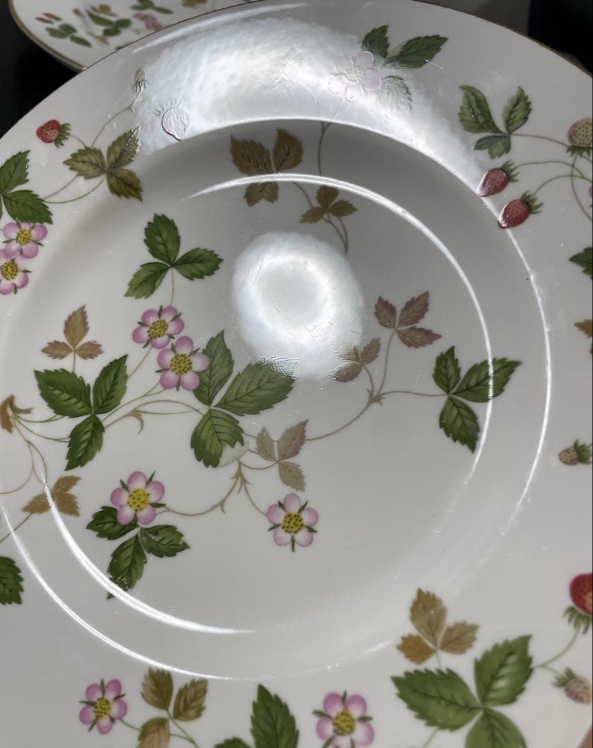 ウェッジウッド ワイルドストロベリーカップソーサープレート＆3段ケーキスタンド付