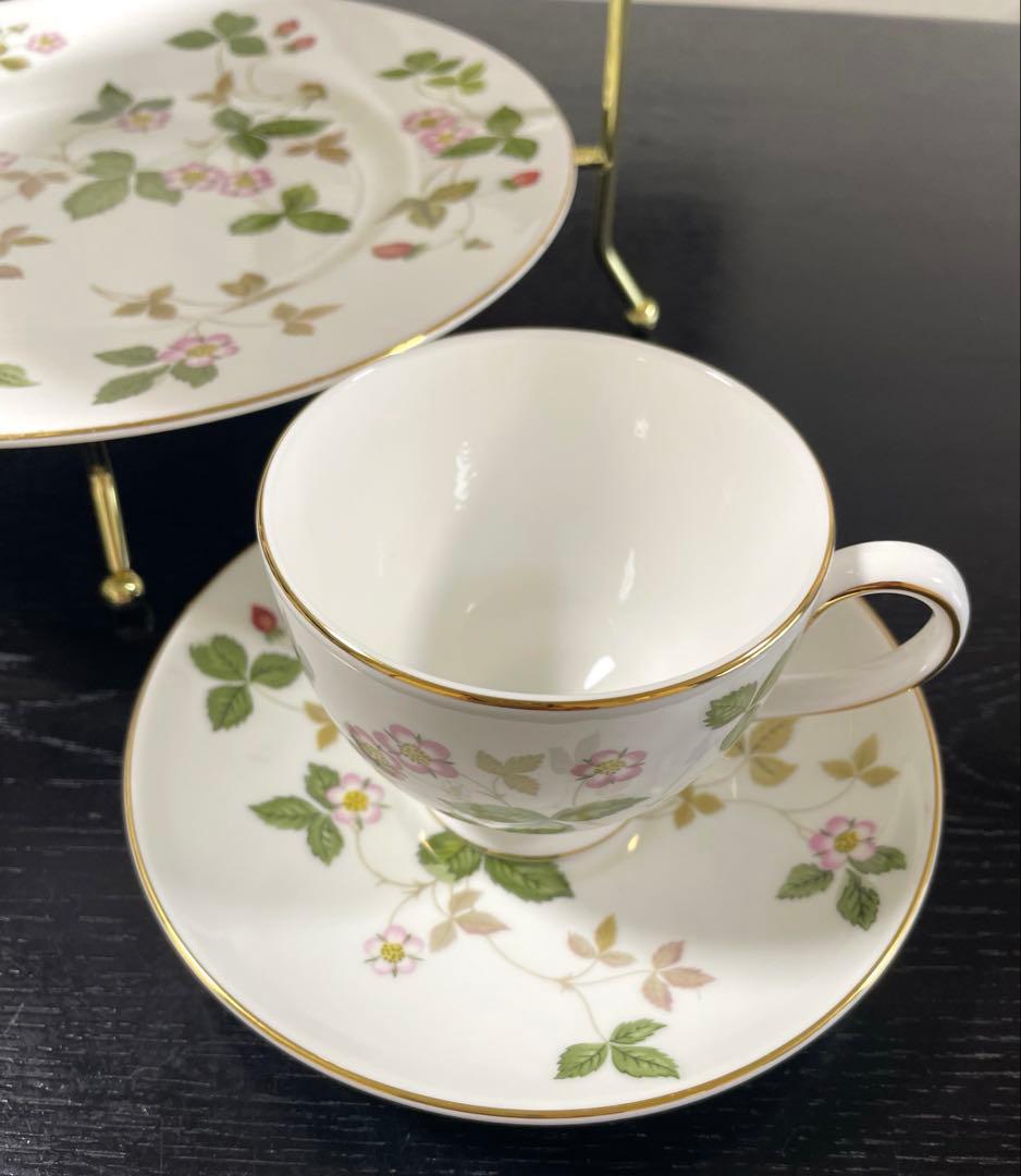 ウェッジウッド ワイルドストロベリーカップソーサープレート＆3段ケーキスタンド付