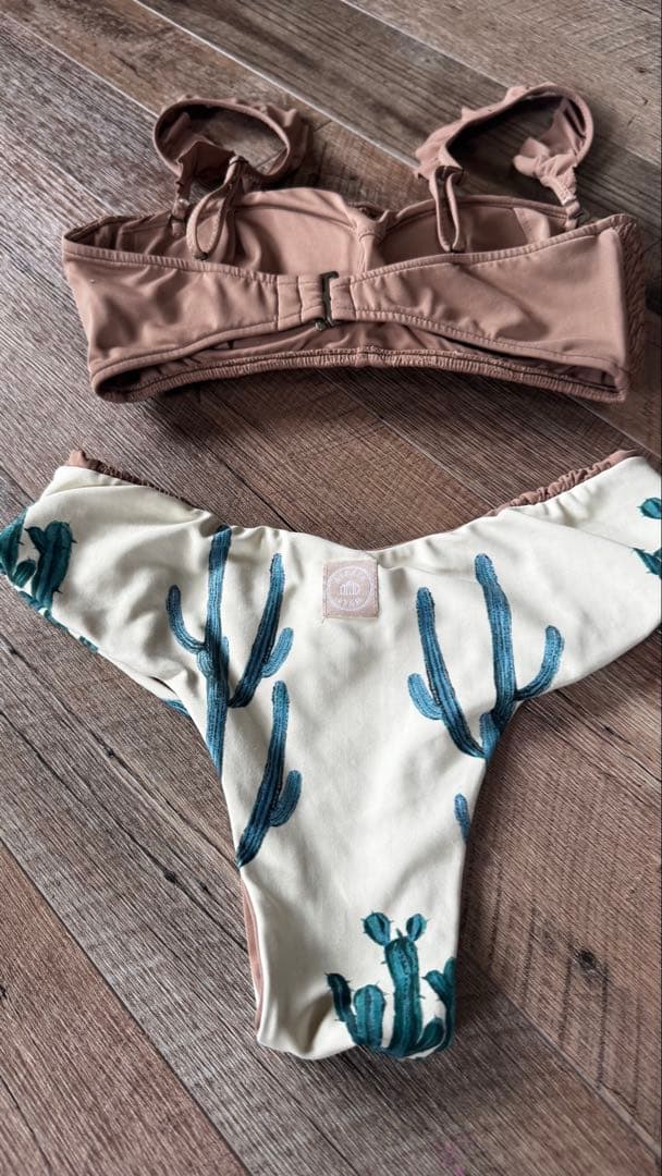 ALEXIA STAMブラウン フリル付きセパレート水着