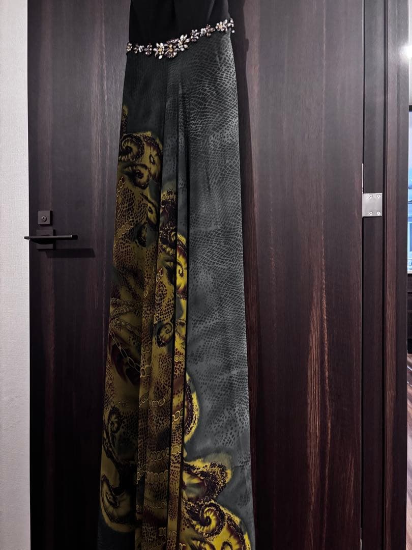 ビジュー付きハイネックロングドレス