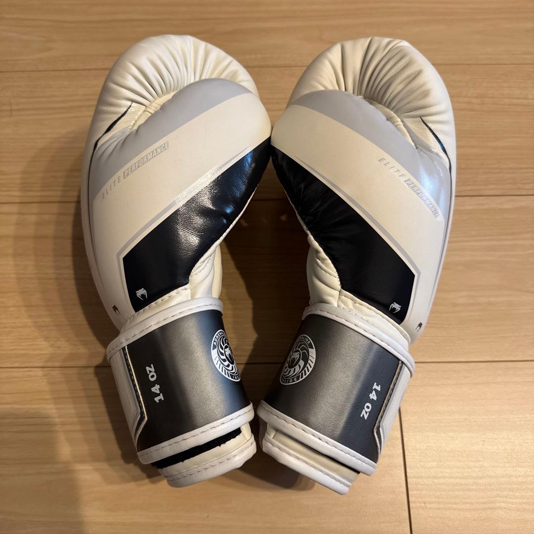VENUM Elite 14oz ボクシンググローブ ホワイト