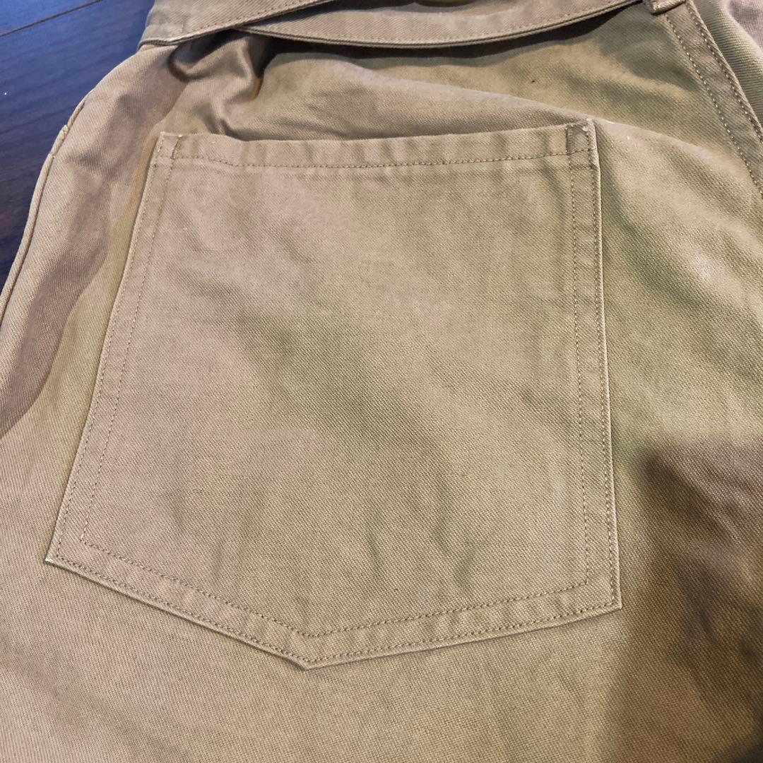 COMOLI ベージュ チノパン ベルト付き 前開き