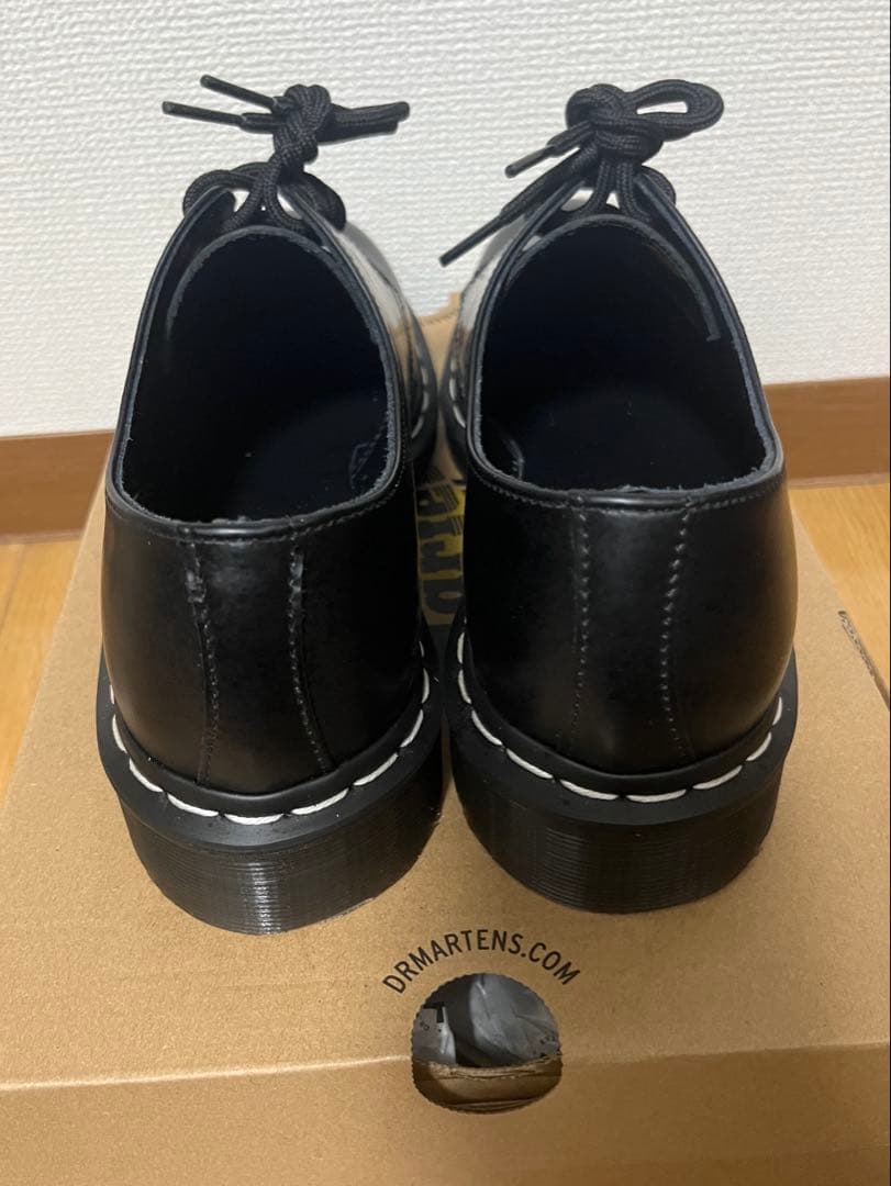 (本日発送します)ホワイトステッチ3 ホールシューズドクターマーチンUK7