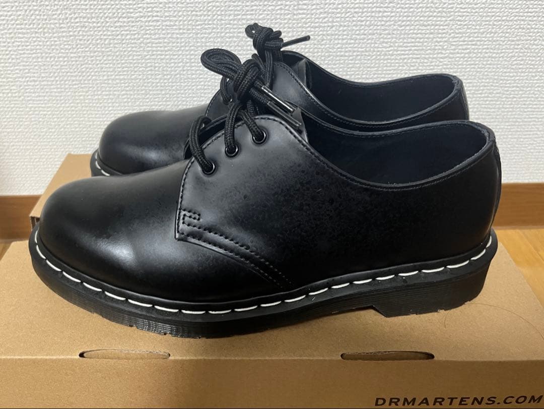 (本日発送します)ホワイトステッチ3 ホールシューズドクターマーチンUK7