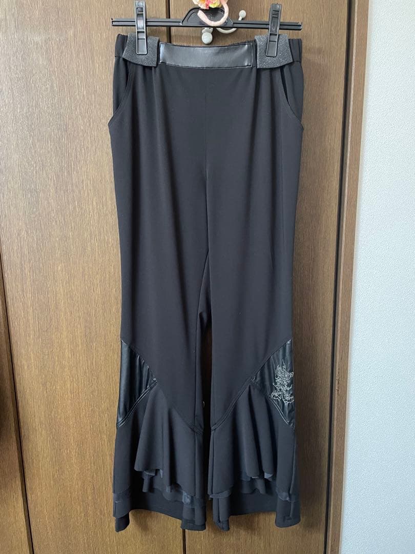 アルベロベロフレアパンツ 黒 刺繍付き