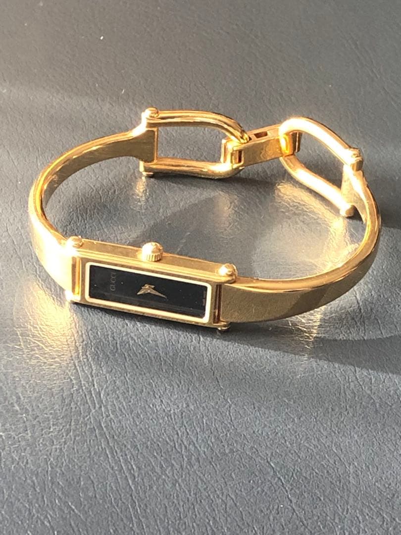 GUCCI 1500L バングル時計 黒文字盤 ゴールド