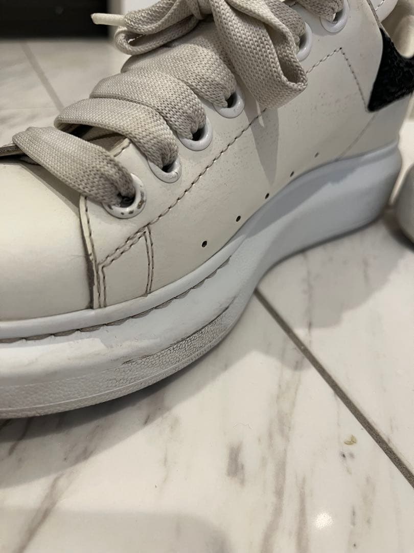 【あい】Alexander McQueen ビジュー付きスニーカー