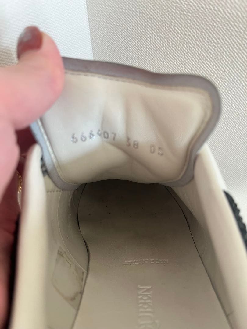 【あい】Alexander McQueen ビジュー付きスニーカー