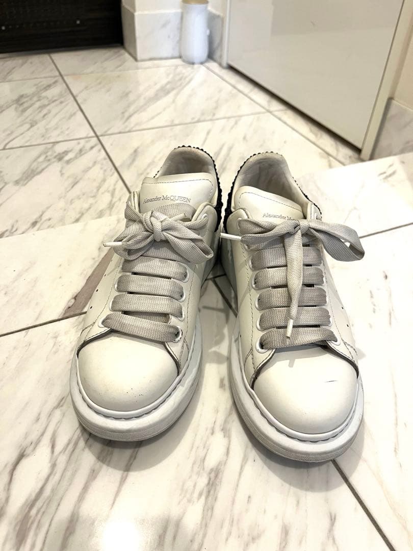 【あい】Alexander McQueen ビジュー付きスニーカー