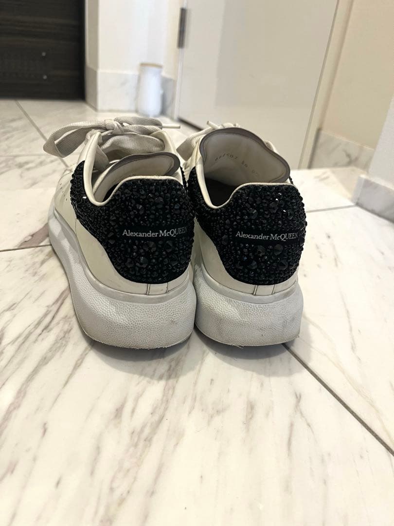 【あい】Alexander McQueen ビジュー付きスニーカー