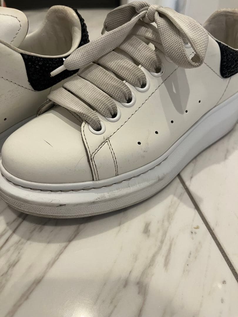 【あい】Alexander McQueen ビジュー付きスニーカー