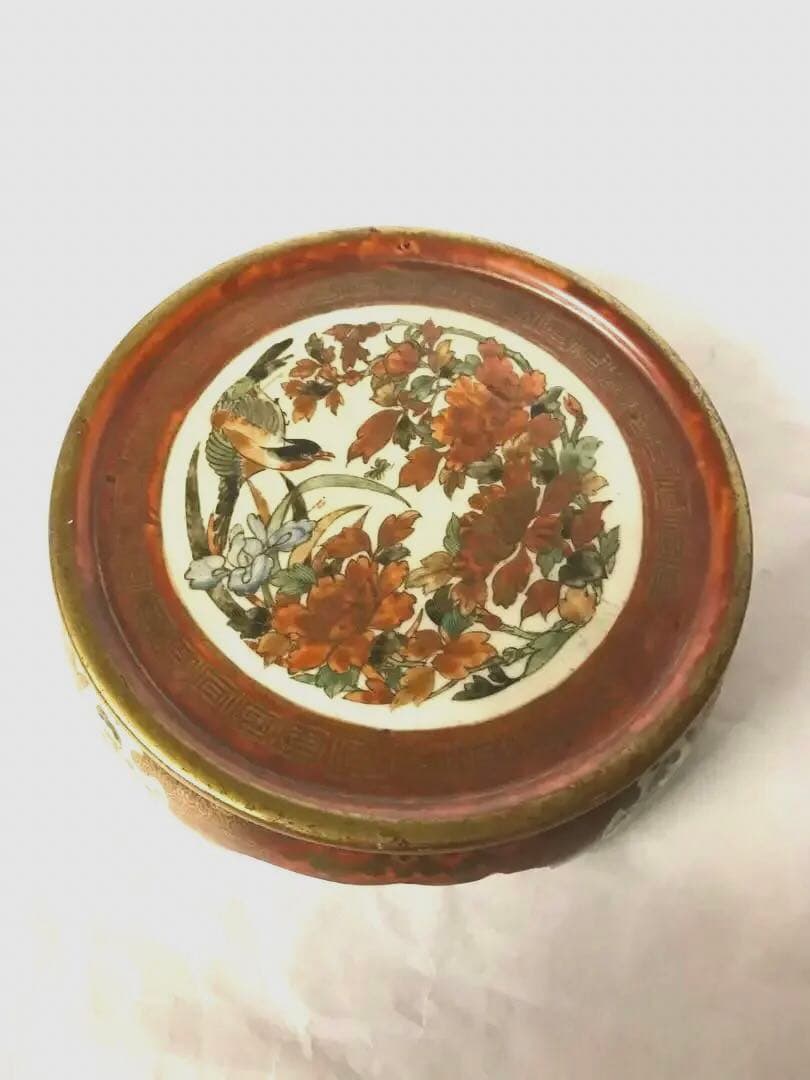 赤絵銀火屋付貴婦人図香炉(注:説明文)