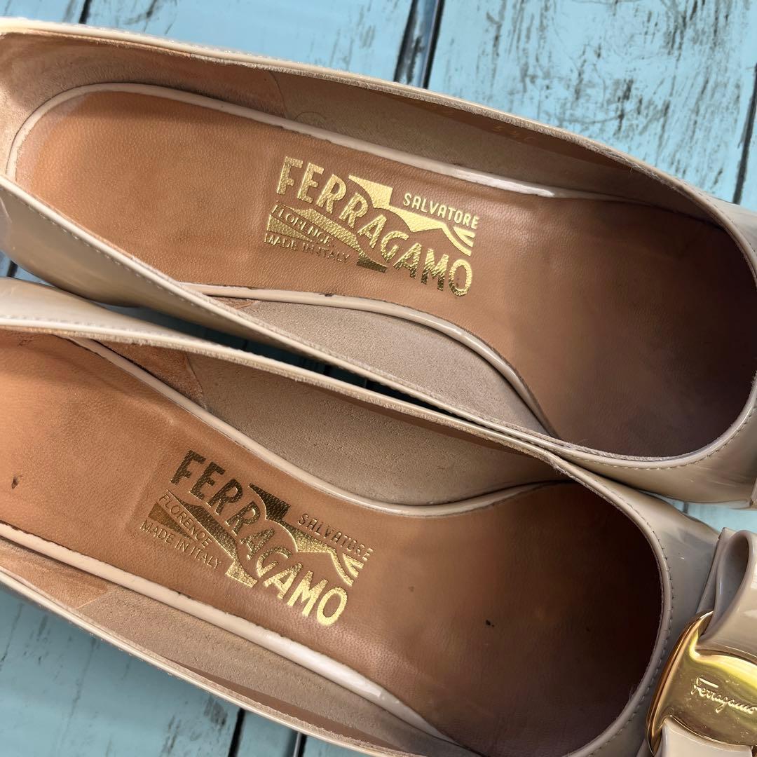サルヴァトーレフェラガモ パンプス　23cm