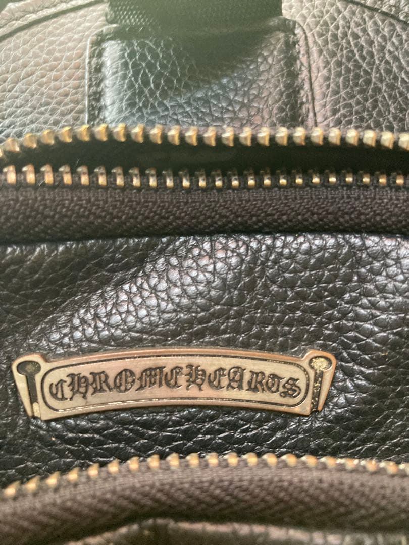 レザーショルダーバッグ フラワーエンブレム付き