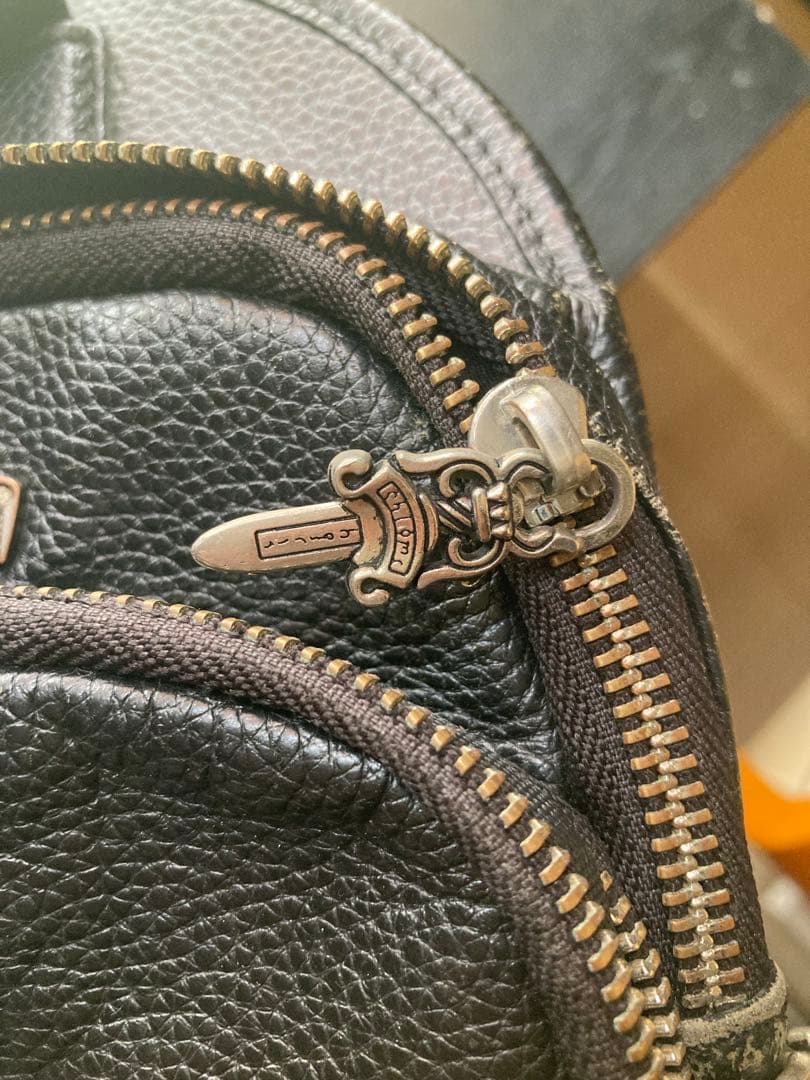 レザーショルダーバッグ フラワーエンブレム付き