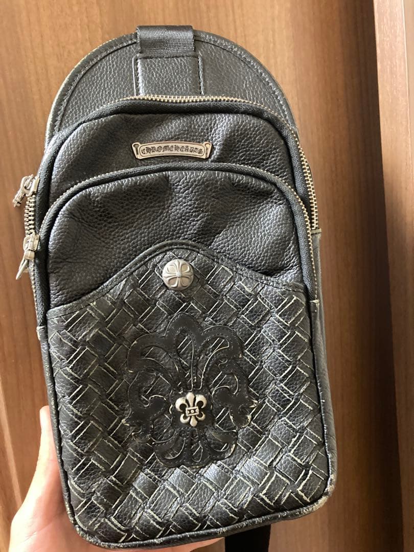 レザーショルダーバッグ フラワーエンブレム付き