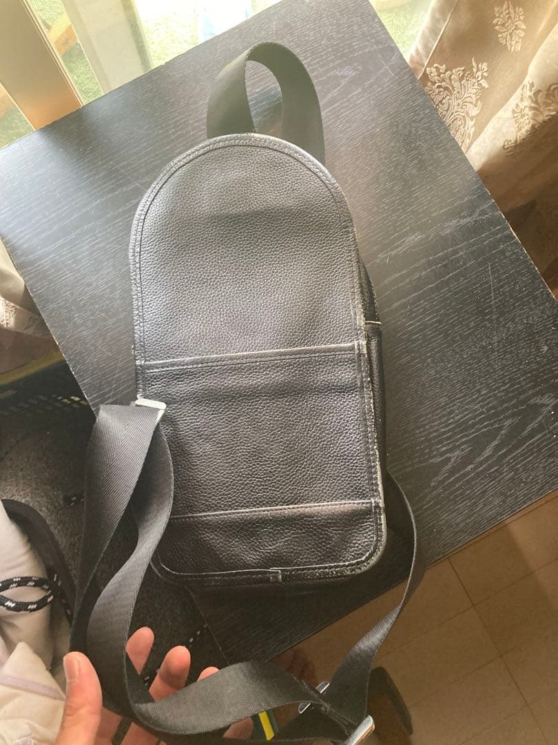 レザーショルダーバッグ フラワーエンブレム付き