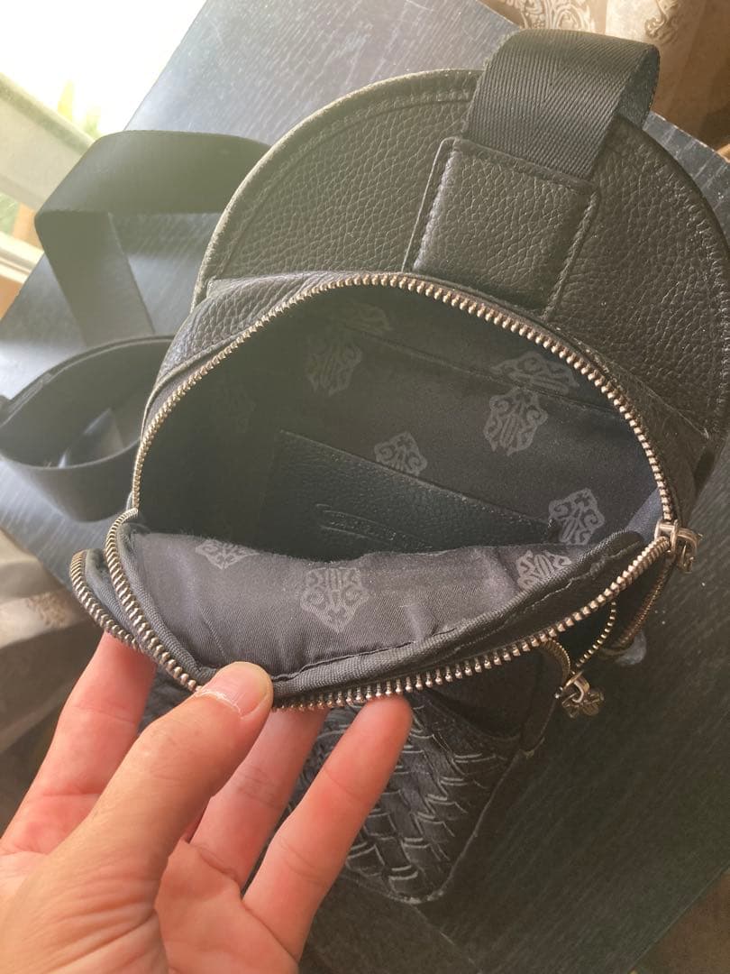 レザーショルダーバッグ フラワーエンブレム付き