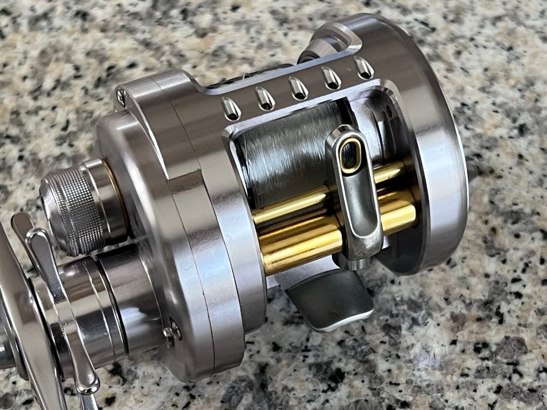 シマノ / SHIMANO ● 11 カルカッタコンクエスト50DC ハイギア