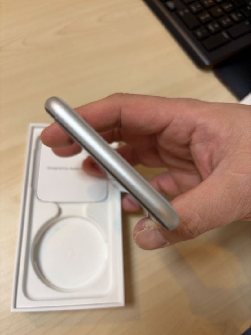 Apple iPhone SE (第2世代) ホワイト 本体　SIMフリー