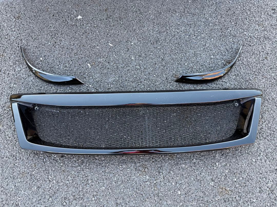 NV350 E26 キャラバン　グリルとアイライン　黒　とてもかっこいいですよー